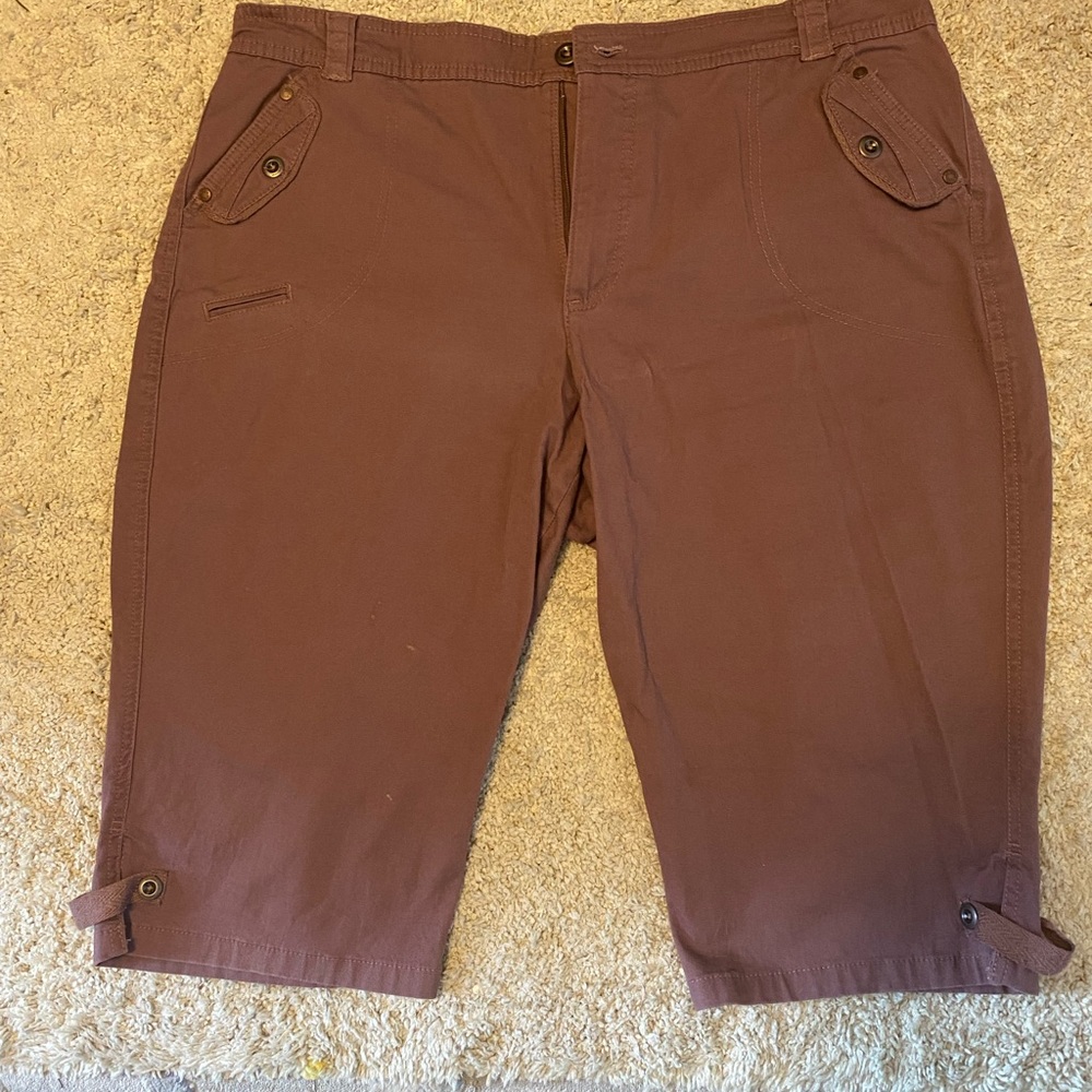 Gloria Vanderbilt, dusty rose colored Capri pants, size 14